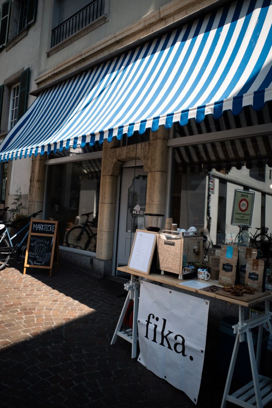 Der fika.-Stand unter einer blau-weissen Markise
