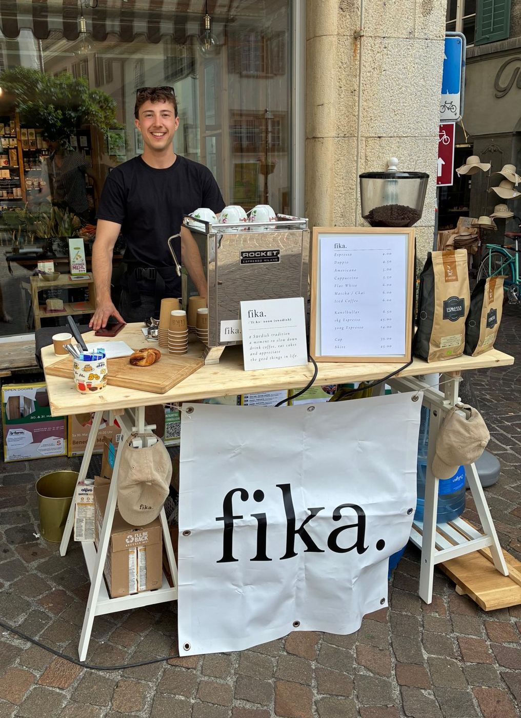 Der fika.-Stand mit Espressomaschine, Karte und Kaffeebohnen