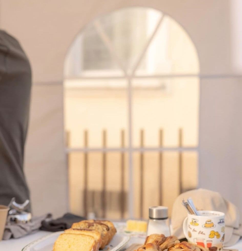 Kuchen und Zimtschnecken auf einem Tisch im weichen Licht